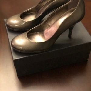Tahari Collete Pewter 7.5